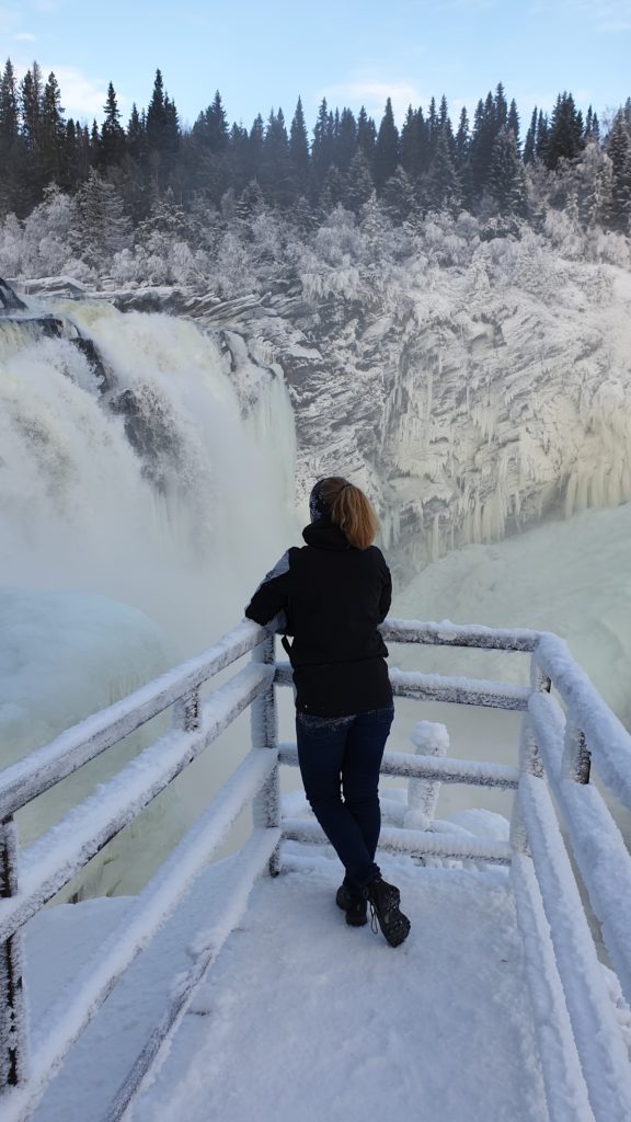 Julia am Wasserfall in Schweden