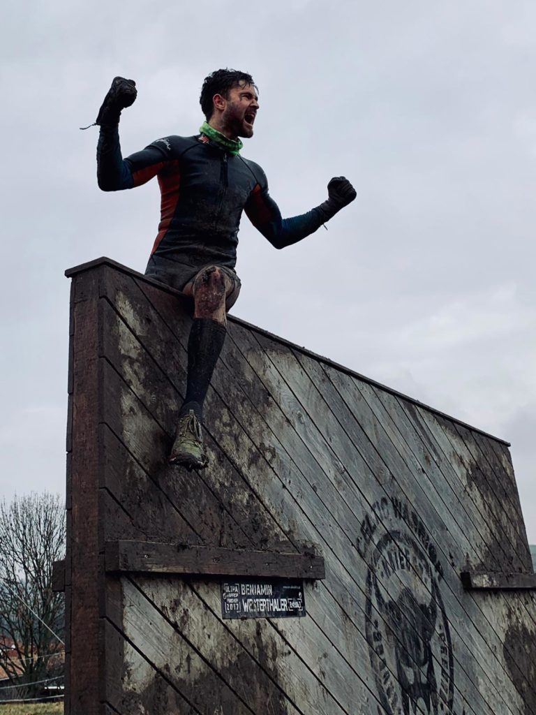 Christopher von Stelzer auf einer Mauer beim OCR Ultra Celtic Warrior. Hindernislauf 2019.